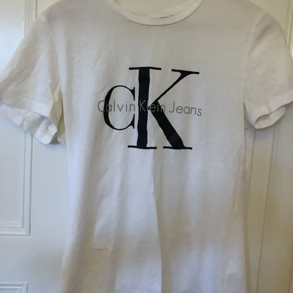 Säljer min Calvin Klein T-Shirt! Den är i storlek medium, använd men är i bra skick! Tveka inte att fråga om du har några frågor eller vill se fler bilder! . T-shirts.