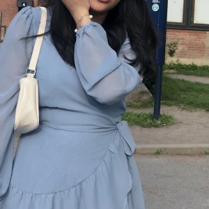 klänning - En klänning från NA-KD som endast använts en gång! Så gott som ny och passar sommaren jättebra! Skriv för fler bilder💟