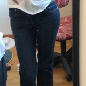 lågmidjade jeans - kattiga jeans från nudie jeans co😻 w: 28 l: 32 lowrise🤩 skicka dm om du vill ha bättre bilder!! pris är diskuterbart nypris ca 1200kr och modellen är väldigt svår att få tag på🥰