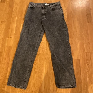 Woodbird leroy thun black jeans strl 32/32 - Ett par jeans i fint skick. Använda bara 3 ggr och har endast tvättats 2 ggr. Säljer pga de är för stora för mig. 