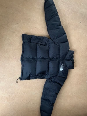 North Face nupste jacka - Bra skicka med en liten repa 