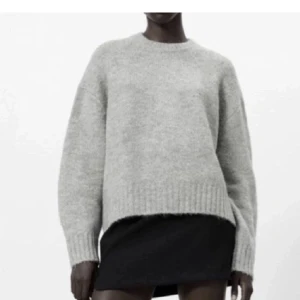 Stickad tröja - Säljer denna ljusgråa stickade tröjan. Bra skick men lite nopprig. Storlek xs men oversized så mer en S