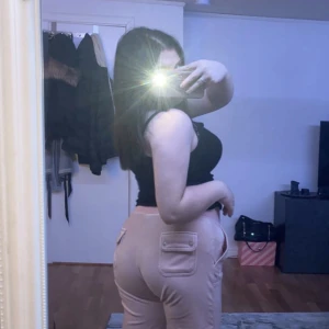 Juicy couture XL - Hej! Säljer dessa rosa juicy couture mjukisbyxor i storlek XL. Dem är använd endast några gånger!  Kan mötas upp i Göteborg/Mölndal/Göteborg men kan även frakta. Frakten kostar 66kr 🥰