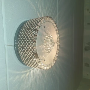 Lampa  - Måste bort omgående!!!! Får mina möbler imorgon. Därför så billigt.  Helt oskadad. SERIÖSA KÖPARE. SNABB AFFÄR. .