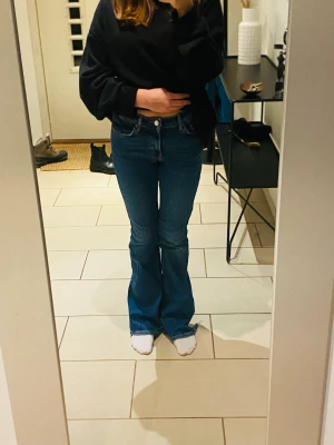 Blåa jeans - Ett par blåa jeans som är lite upprivna på botten men det går att fixa om man vill