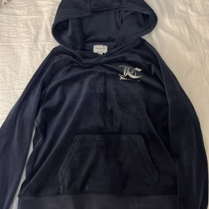 Juicy hoddie  - Juicy hoddie, säljer på grund över att den inte kommer till andvändning, jag har Xs och den passar min perfekt! Den kostar 749 i ny pris 💕