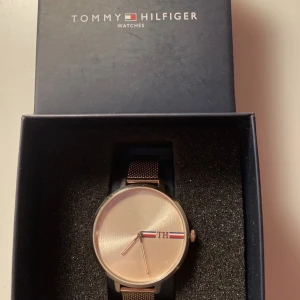 Helt ny klocka från Tommy Hilfiger  - Helt ny klocka från Tommy Hilfiger som aldrig är använd. Batteri och allt fungerar klockrent   Nypris 2100kr
