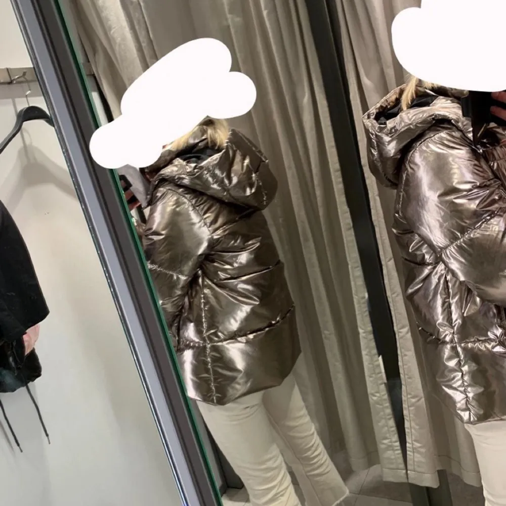 Säljer denna guld vinterjacka från zara i storlek S, men den sitter oversized så någ med M kan även ha den. Jag har normalt XS. Färger har låsnat runt ärmen och dragkedjan vid fickorna? Inget man tänker på förens man kollar nära. . Jackor.