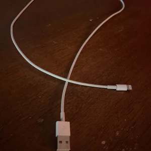 Laddare iPhone  - 1 meter lång iPhone laddare som funkar utmärkt! Den är inte Fake.