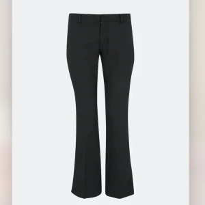 Kostymbyxor Vera Petite - Knappt använda kostymbyxor från bik bok. Lågmidjade byxor med slits längst ned. Strl 40 (petite) men skulle säga att de sitter som 38 då denna modell är väldigt liten i storleken🫶 skriv vid frågor! (slutsåld online) nypris 399kr