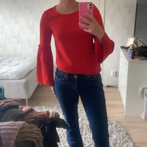 Röd tröja - Röd blus i storlek S med volangarmar.