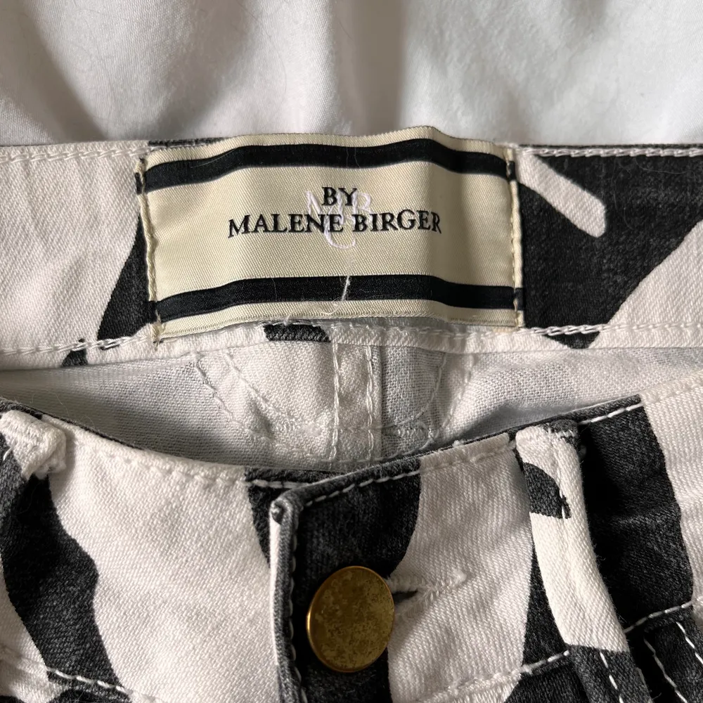 Skitcoola jeans med zebramönster från By Malene Birger, strl w26 l32. Låg midja. Säljer endast pga för små för mig. . Jeans & Byxor.
