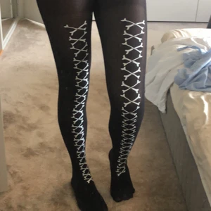 Mönstrade Strumpbyxor- Punkt Shop - Mönstrade strumpbyxor från Punkt Shop. Bra skick, inga hål, använda max 2 gånger. Frakt ingår inte. Kan mötas upp i Stockholm. 🧛🏻🕸🕷🐈‍⬛🩻 