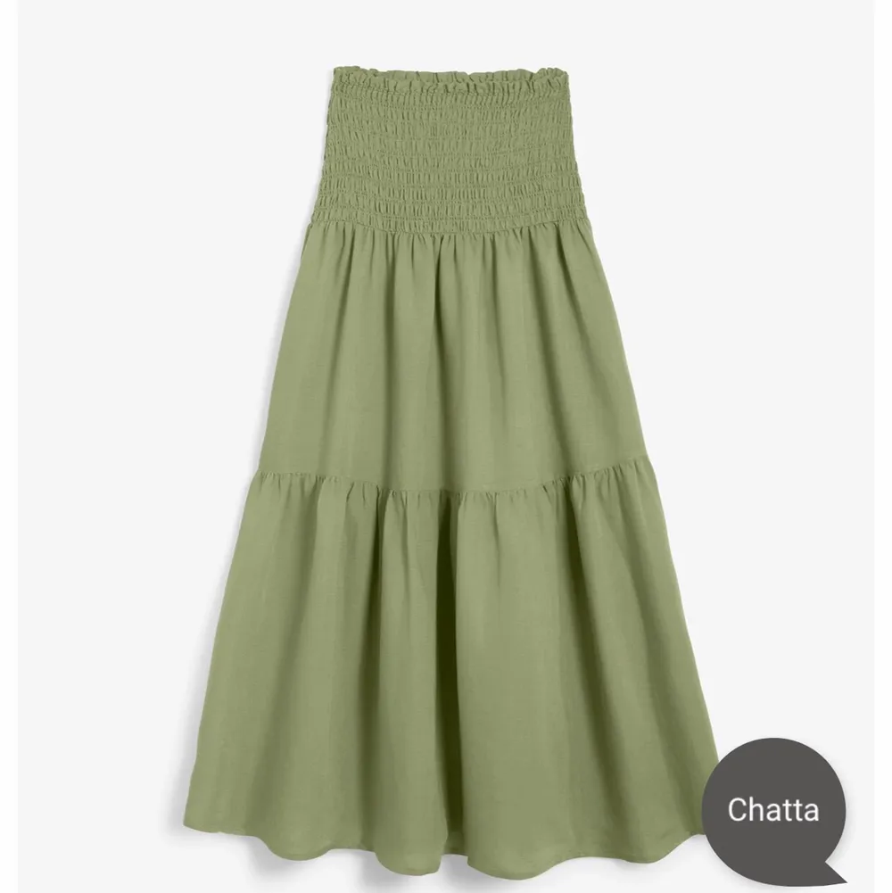 Säljer min super snygga gröna trendiga klänning men även kjol ifrån kapphaul. Den kan vara en snygg trendig lågmidjad kjol och en snygg bandå klänning. (Tagna bilder) kom priv för fler bilder. Ny pris- 500kr och den är slut överallt.❤️. Kjolar.