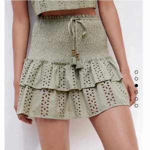 Säljer denna kjol från zara, bra skick, köpt på plick för 400