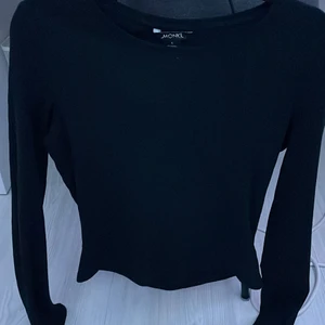 Monika enkel tröja - Ribbad långärmad tröja från monki inte så tajt där nere men uppe är den, inte använd många gånger men väldigt fin.