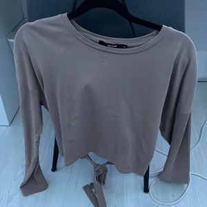 Bil bok tröja i beige - En väldigt fin tröja aldrig använd från bil bok hyfsat tajt och med öppen rygg som man kan knyta rosett i lite kaffe beige. Köpt för 250 säljs för 160