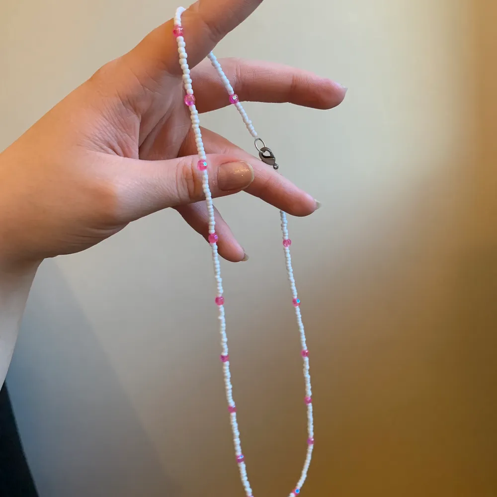 Lätt och sött halsband som passar alla🌸 perfekt till en klänning eller bara vanliga vardagskläder💕 . Accessoarer.