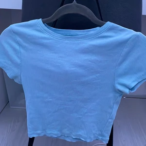 New YORKER enkel T-shirt  - Tajt enkel T-shirt från new YORKER i ljus blå, kort slutar vid midjan