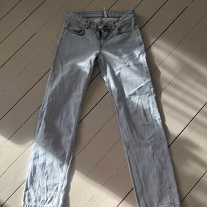 Weekday Jeans  - Säljer dessa super snygga lågmidjade jeans ifrån weekday i modellen arow low. Dom är i färgen beach blue tror jag det hette. Inga tecken på användning och är i nysick. Bilderna blev lite åt fel håll!💗