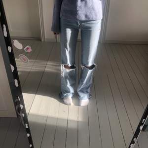 Säljer dessa jeans ifrån pull&bear som sitter mycket snyggt men är lite för små för mig. Använda max 5 ggr och ser ut som nya. Nypris är 400kr.💗