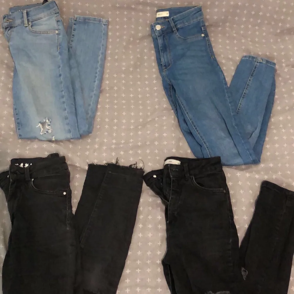 Säljer 4 taighta jeans , Ljusa lågmidjade jeans: nelly, S, 50kr Blåa Molly jeans: ginatricot, Xs, 50kr Svarta jeans med 2 hål på knäna: bikbok, xs, 50kr Svarta jeans med 3 hål: ginatricot, xs, 50kr…… ALLT FÖR 150kr‼️‼️. Jeans & Byxor.