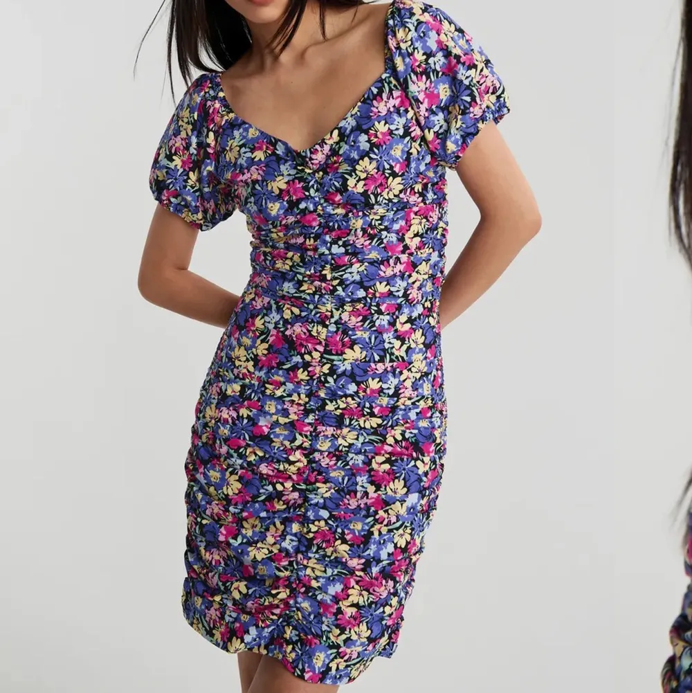 Säljer denna vackra och blommiga klänningen från Gina tricot 🌸 INKÖPT för 380kr men säljer nu för endast 100kr. Modell: ”Elina rouched dress”. Klänningen har figurnära passform, korta puffärmar och en v-ringning.. Klänningar.