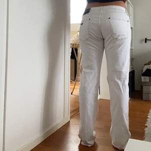 Straight leg Armani Jeans, low/mid-waist💗  Superfin vit färg med kontrastsömmar + armanidetaljer både fram och bak💗  Storlek W32 men skulle säga att passformen motsvarar en S  💗 Kontakta mig privat för vidare frågor