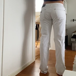 Armani Jeans - Straight leg Armani Jeans, low/mid-waist💗  Superfin vit färg med kontrastsömmar + armanidetaljer både fram och bak💗  Storlek W32 men skulle säga att passformen motsvarar en S  💗 Kontakta mig privat för vidare frågor