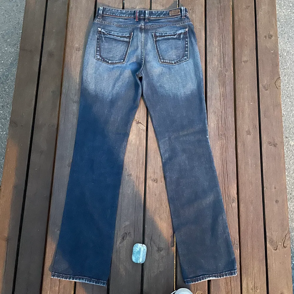 Vintage lågmidgade jeans i bra skick, inga skador! Storlek M, innerbenslängd: ca 85cm, höft/midje mått: 84cm ❤️  Buda från 300kr!. Jeans & Byxor.