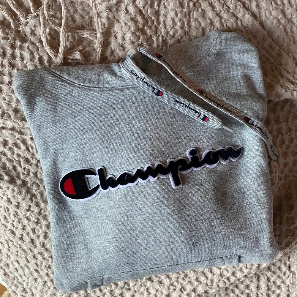 Grå, sparsamt använd, hoodie från Champion! Väldigt snygg & sitter superbra på😍 Säljer då den är för liten.. Storlek S men sitter mer som en XS! Köparen står för frakten. Hoodies.