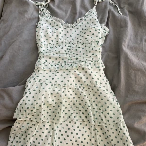 Volang klänning - Säljer denna super söta och fina volang klänning! Endast använt en gång💓💓 storlek S men passar även mig som oftast har xs! Kontakta för intresse eller frågor, köparen står för frakt 📦 