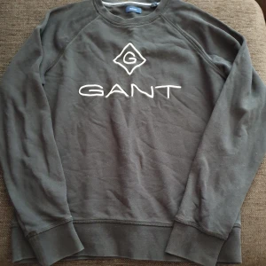 Gant collage tröja - Fin mörkblå tröja, ej sliten. Äkta