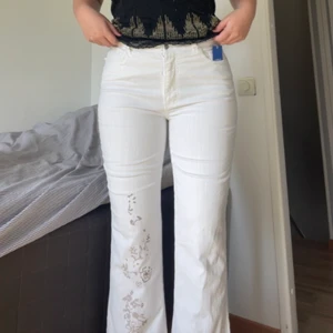 Bootcut med brodering!  - Superfina bootcut-jeans från Zanna! En liten gnutta genomskinliga men fungerar alldeles utmärkt med ljusa underkläder!🎀