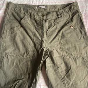 fina militärgröna byxor! använda en gång och säljs pga inte min storlek, inga fickor på sidorna utan bak o fram endast!!💕