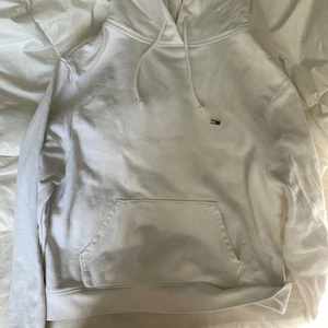 Tommy jeans hoodie - Nästan aldrig använd, om du är intresserad skriv ett pris du hade kunnat köpa för🥰 köpt för ca 1000-1500kr. En perfekt vardagspassform