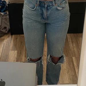 Ginatricot jeans  - Jätte sköna jeans men hål vid knäna!  