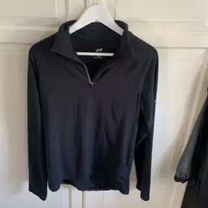 En svart half zip tröja som används vid till exempel träning. Den är ny utan skador och säljer den pågrund av att den är för liten