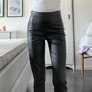 Skinnbyxor - Stiliga skinnbyxor! Luftar och sitter skönt mot kroppen! 🖤
