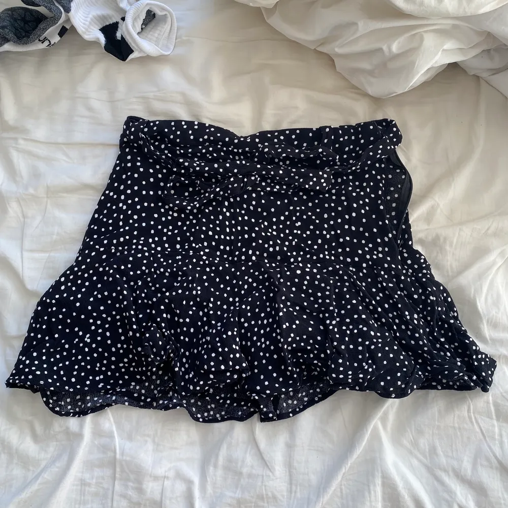 Denna söta prickiga kjol är i storlek S💕 Jag säljer den för att den har blivit för liten💕Köpte den på Zara för typ 2 år sedan och använde den bara förra sommaren💕. Kjolar.