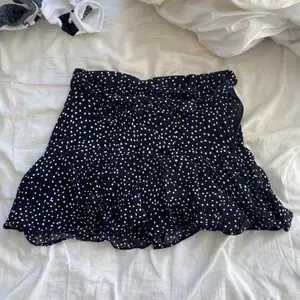 Denna söta prickiga kjol är i storlek S💕 Jag säljer den för att den har blivit för liten💕Köpte den på Zara för typ 2 år sedan och använde den bara förra sommaren💕