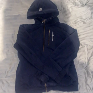 Blå sail racing hoodie  - Storlek 176, känns ungefär som en s-m. Inga synliga fläckar eller hål. Fick i julklapp ( runt 1000kr). Säljer pga ingen användning. Den är lite urtvättad då jag använt den en del men den ser ut och vara ganska ny.  660kr + frakt