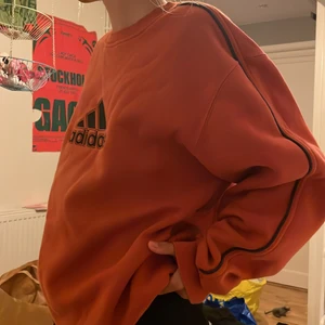 Sweatshirt  - En jätte fin mjuk adidas sweatshirt, köpt från humana. fraktar och möts upp!