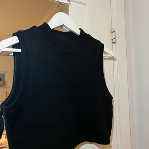 Svart stickad topp - Fin svart stickad topp💕 köparen står för frakten 