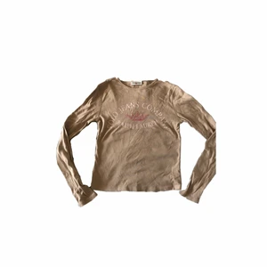 Långärmad y2k tröja - Snygg långärmad med strass stenar och en krona på. Säljer pga denhär lite för liten