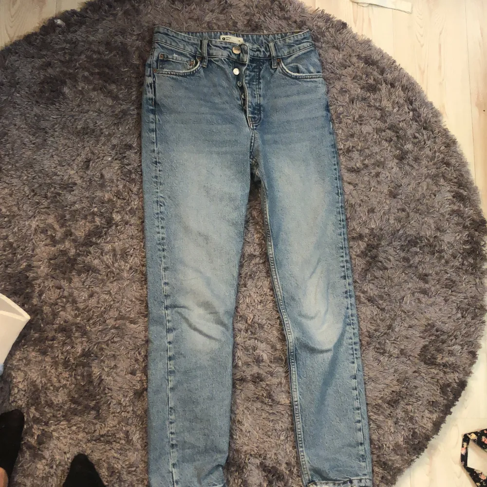 Gina jeans i mycket bra skick säljs för dom blir ej andvända skriv privat för bild på och för leverans . Jeans & Byxor.