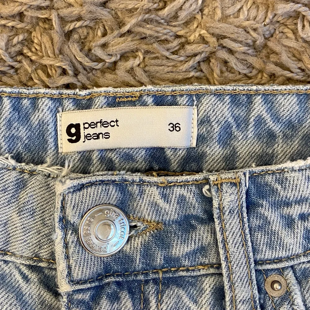 Ett par blåa jeans från GinaTricot i storlek 36. Köpta för några år sedan men är i fint skick! Bara att höra av sig vid fler bilder 🥰 . Jeans & Byxor.