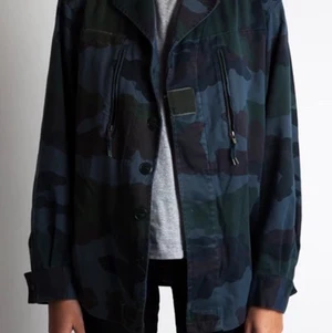 Quatre filles jacka  - Hej! Jag säljer min mörkblå quatre filles jacka i storlek 36. Jag köpte den för 2 år sedan men har använt den ytterst lite så det är i toppskick! Är utomlands nu så bilden är inte min egna, men jag kan skicka egna när jag kommer hem! 