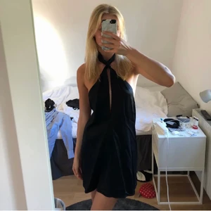 Zara sidenklänning  - Säljer denna klänning så den inte kommer till användning. *lånade bilder* Den är i lite tjokare siden material och har öppen rygg med halterneck som knyts i nacken. Slutar under rumpan för mig som är 178cm Fråga för fler bilder