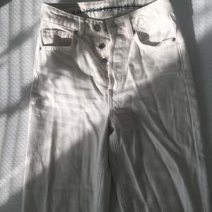 Säljer dessa superfina vita jeans från Bik Bok i storlek 24. De har använts några gånger och har en liten fläck på ena benet, men den syns knappt. De är avklippta för att passa en något kortare person. Köpt för 600 kr men säljer de för 300 kr+ frakt💕